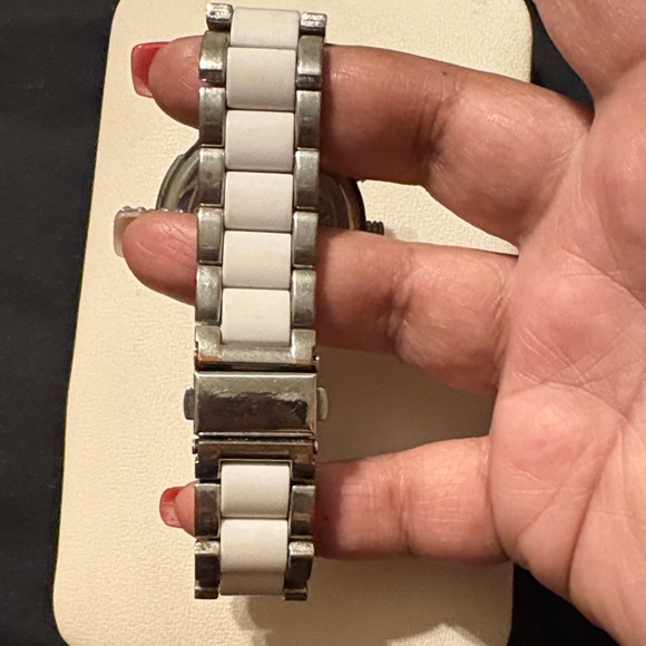 Elegant Silver and White Women's Watch - Picture 3 of 17